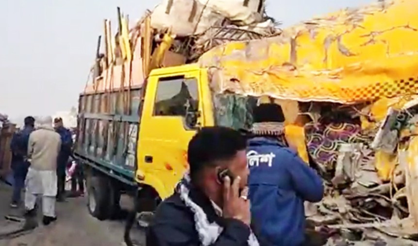 ঘন কুয়াশা: একসঙ্গে ৬ ট্রাকের সং'ঘ'র্ষ, নারীসহ প্রাণ গেল ২ জনের